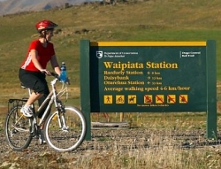 otago Rail Trail cyclist and sign